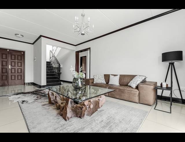 4 BEDROOM CLUSTER FOR SALE IN MAROELADAL